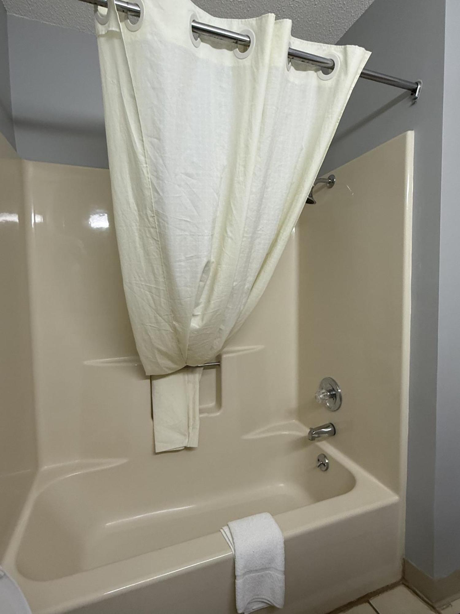 Lake Tree Inn & Suites 매리언 외부 사진